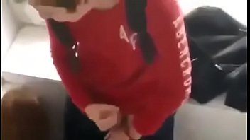 Teen Bläst Ihrem Freund In Der Schule Den Schwanz Teen Bläst Ihrem Freund In Der Schule Den Schwanz